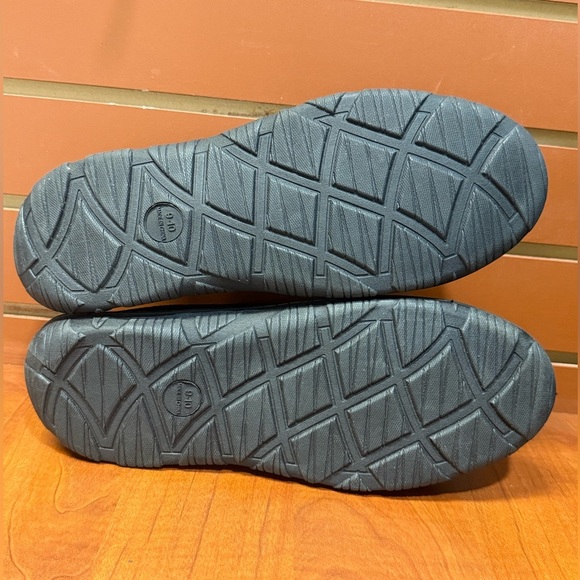 Signature by Levi Strauss Black Slip-On Shoes - Picture 3 of 6